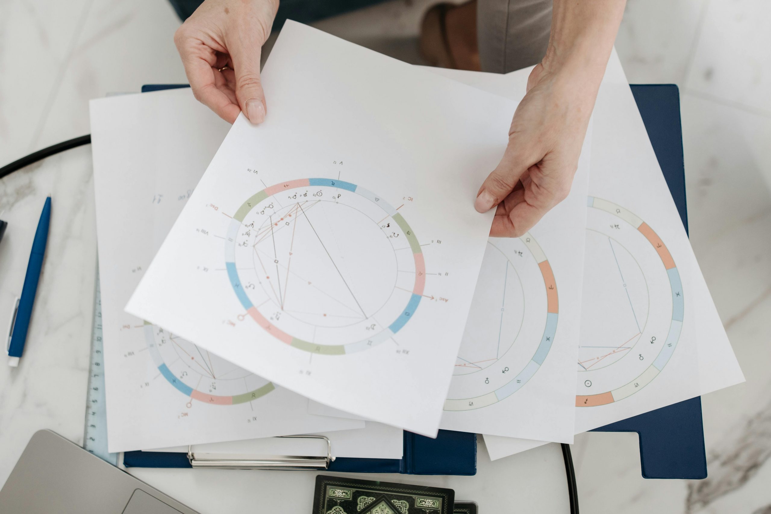 Lire la suite à propos de l’article 🕰️ L’astrologie horaire : quand une question trouve sa réponse dans le ciel